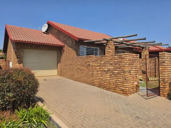 2 Bedroom Townhouse in Rooihuiskraal North