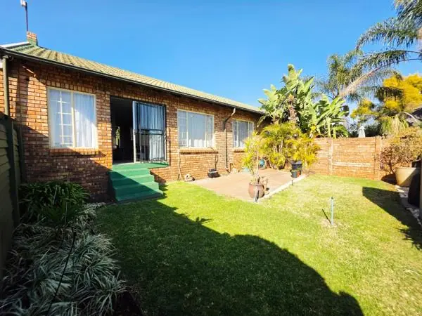 2 Bedroom Townhouse in Rooihuiskraal North