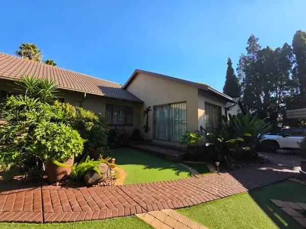 4 Bedroom House in Rooihuiskraal